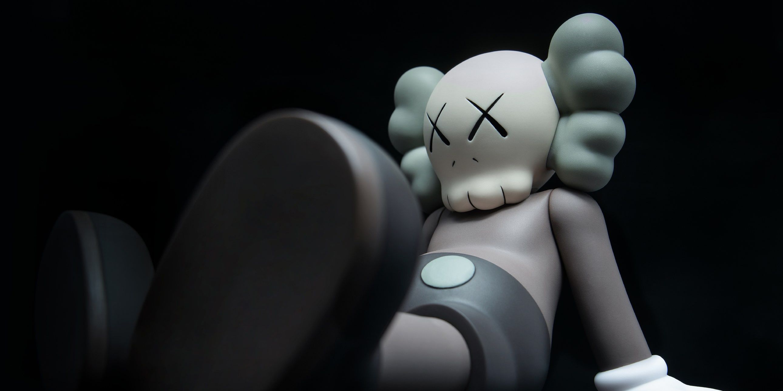 Мишка кавс. KAWS. Стиль KAWS. KAWS на аву.